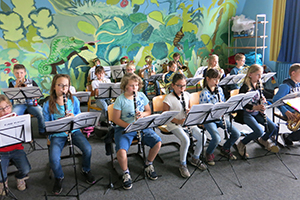 Eine Gruppe von Schülern spielt Blasinstrumente.